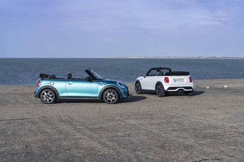 Blau wie das Meer, traumhaft Weiß wie der Strand: Das MINI Cabrio in der Seaside Edition.