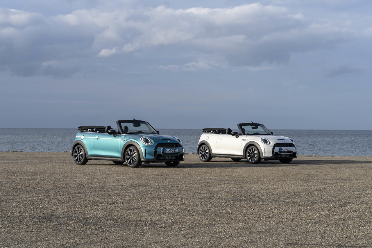 Blau wie das Meer, traumhaft Weiß wie der Strand: Das MINI Cabrio in der Seaside Edition.
