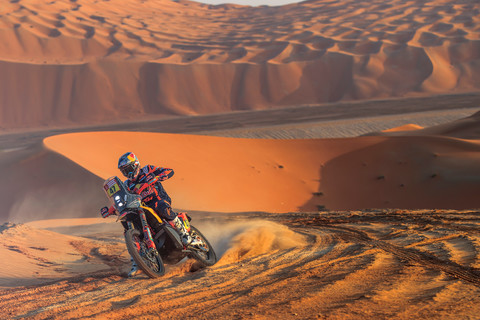 kevin_benavides_Rallye Dakar 2023_Wüste_Marathon_KTM_Skyler Howes.jpg