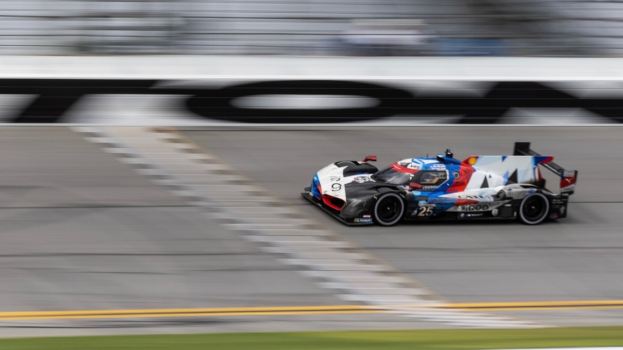 24 Stunden von Daytona: BMW M Hybrid V8 absolviert ersten Härtetest der neuen GTP-Ära.