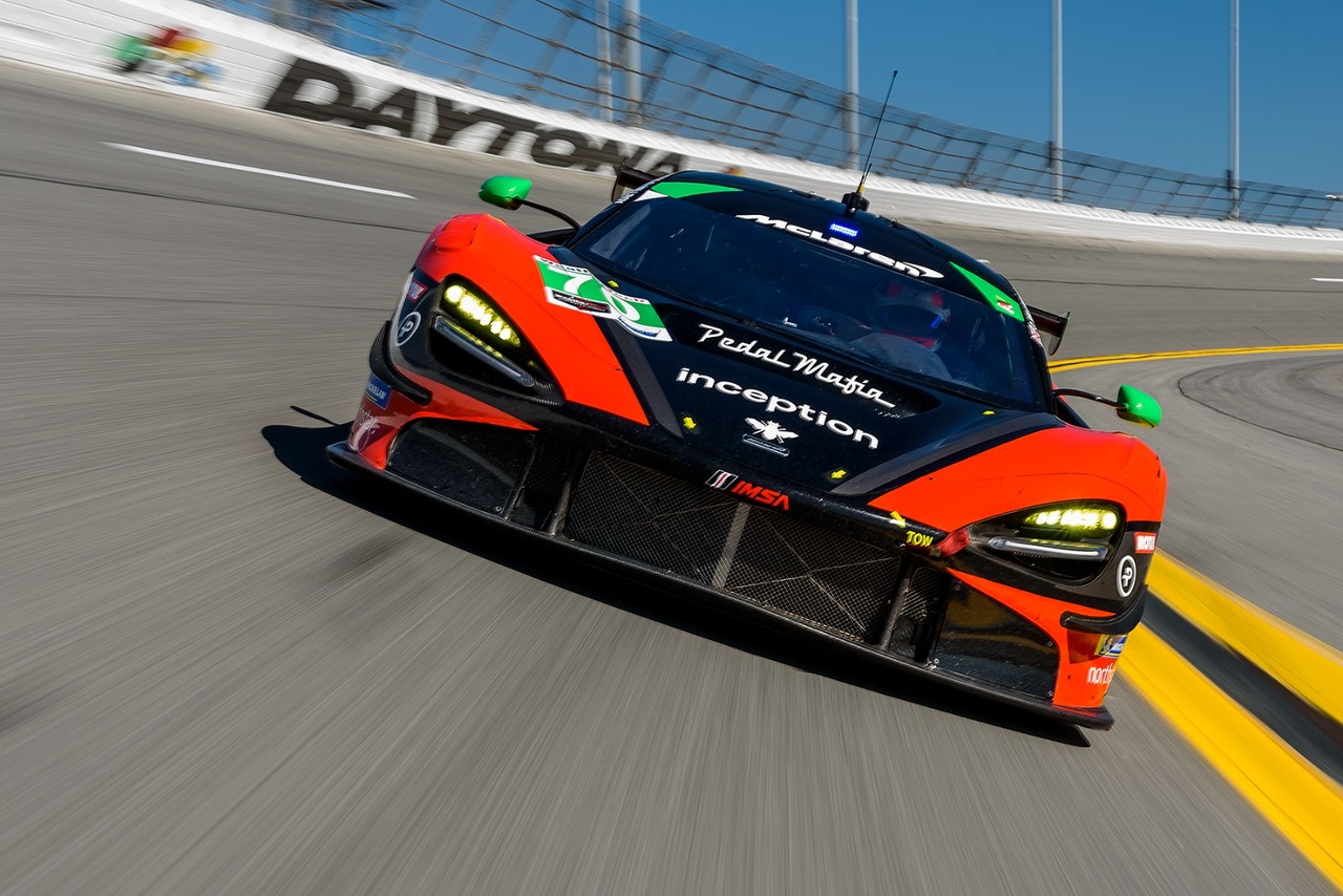 24 Stunden von Daytona: Artura GT4 beeindruckt bei seinem internationalen Wettbewerbsdebüt.