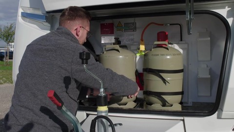 30 - Wechsel der Gasflaschen - Fendt-Caravan Einweisungsvideos - ab Saison 2023 - reisemobil - wohnmobil -camping.jpg