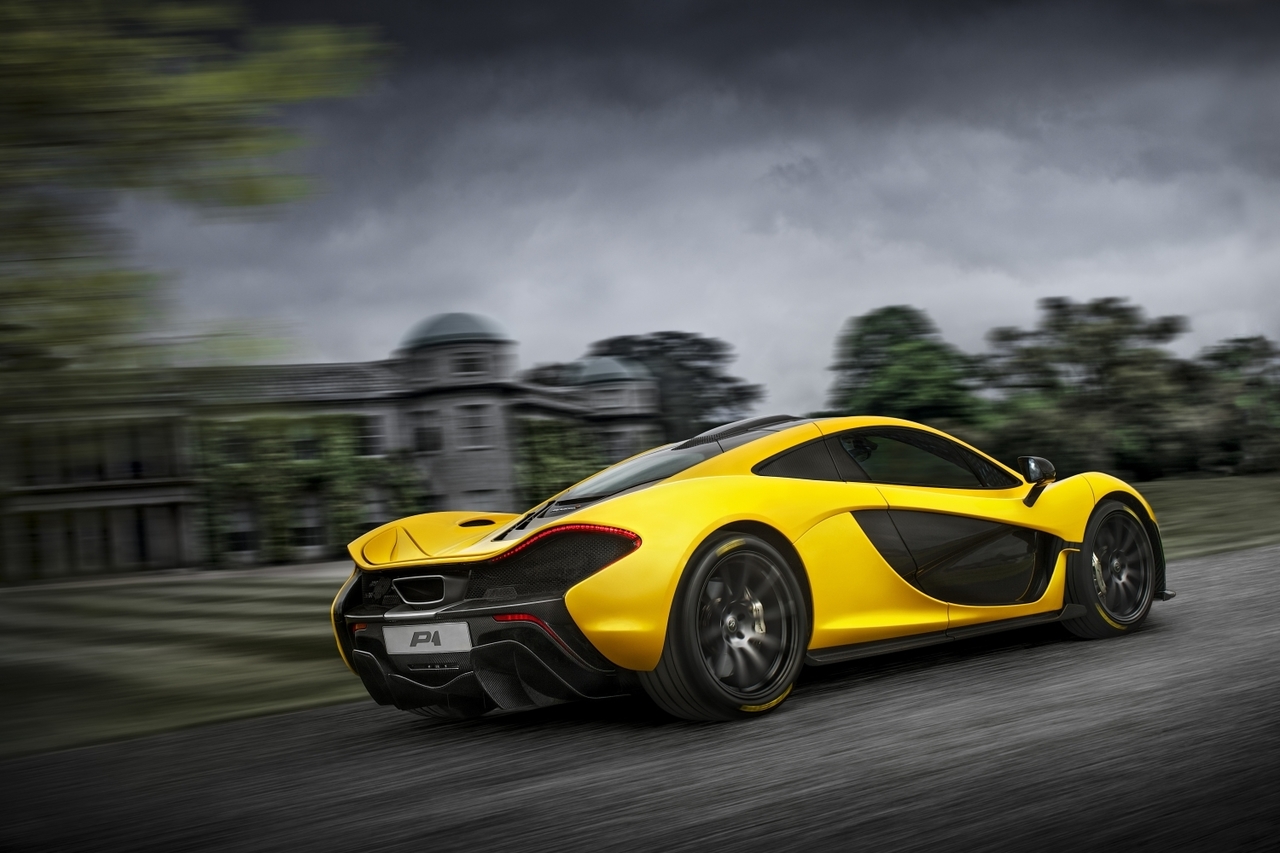 McLaren P1™: 10 Jahre bahnbrechendes Hybrid-Hypercar: er gilt als "bestes Auto für Fahrer auf Straße und Rennstrecke".