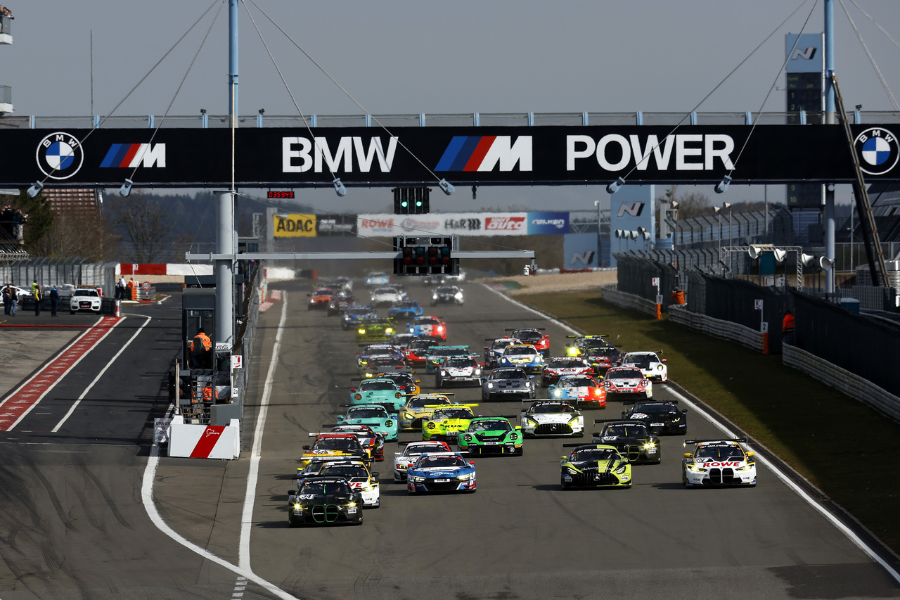 ROWE Racing feiert im BMW M4 GT3 den Sieg beim Saisonauftakt der Nürburgring Langstrecken-Serie.