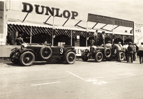 Le Mans 1930 - Two 4 ½ litre freies Training Rennfahrzeuge Rennkurs.jpg