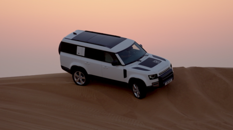 New Defender 130 SE P400 Dubai Wüste Fahraufnahmen_Interieur_weiß.png