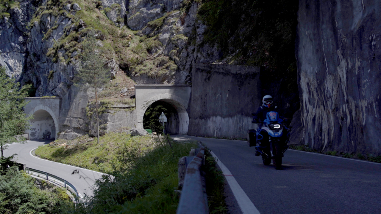 Wie lang sollte eine Motorradtour in den Alpen sein?