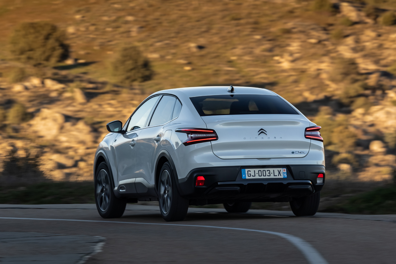 NOCH WEITER ELEKTRISCH: CITROËN ë-C4 UND ë-C4 X MIT MEHR LEISTUNG UND MEHR REICHWEITE VON BIS ZU 420 KM.