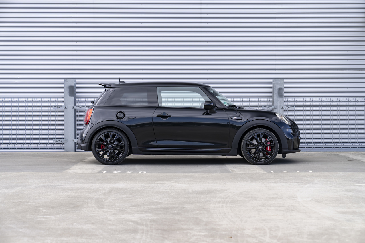 Die pure Essenz des Motorsports: Der MINI John Cooper Works in der limitierten 1to6 Edition.