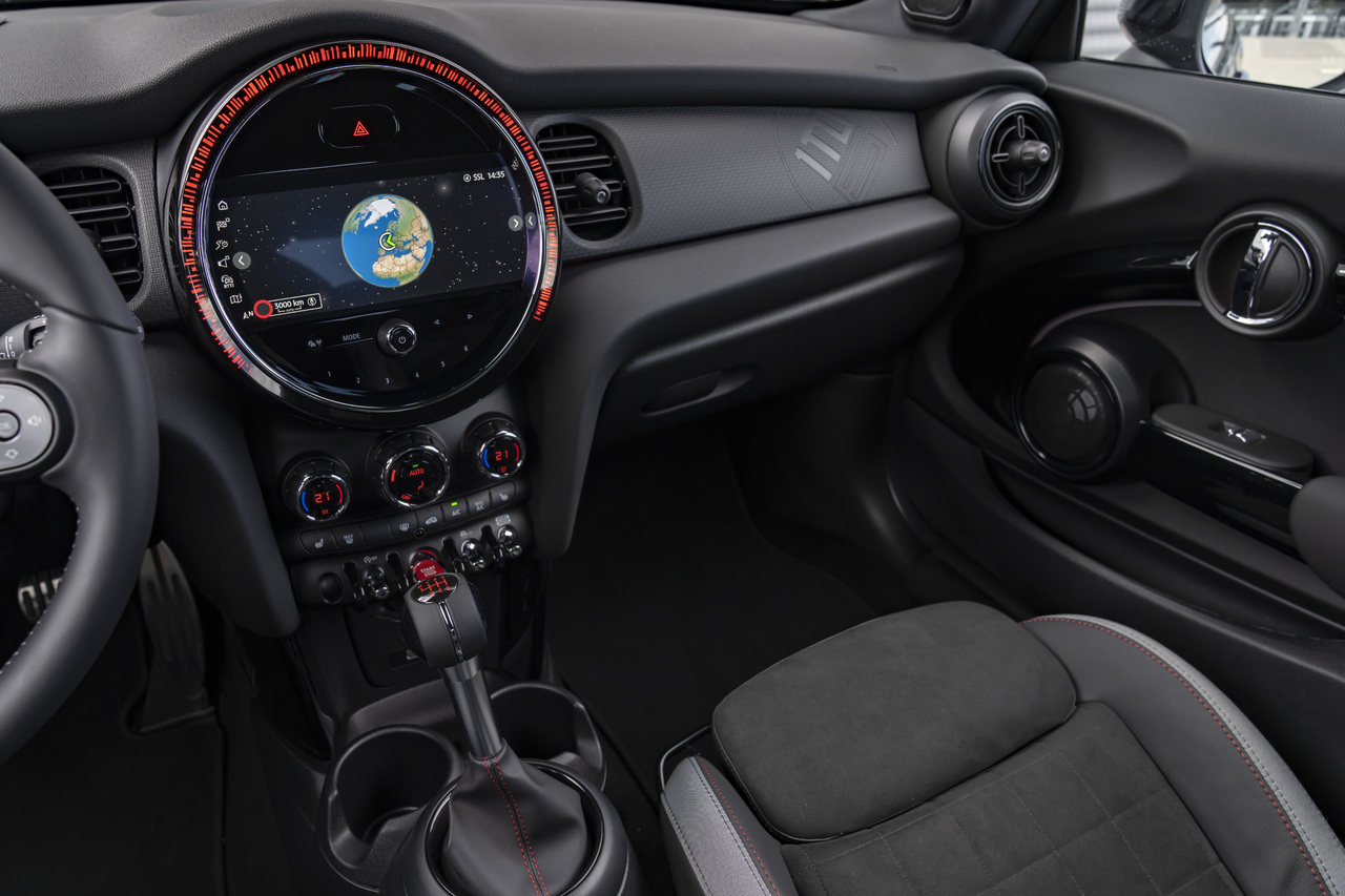 Die pure Essenz des Motorsports: Der MINI John Cooper Works in der limitierten 1to6 Edition.