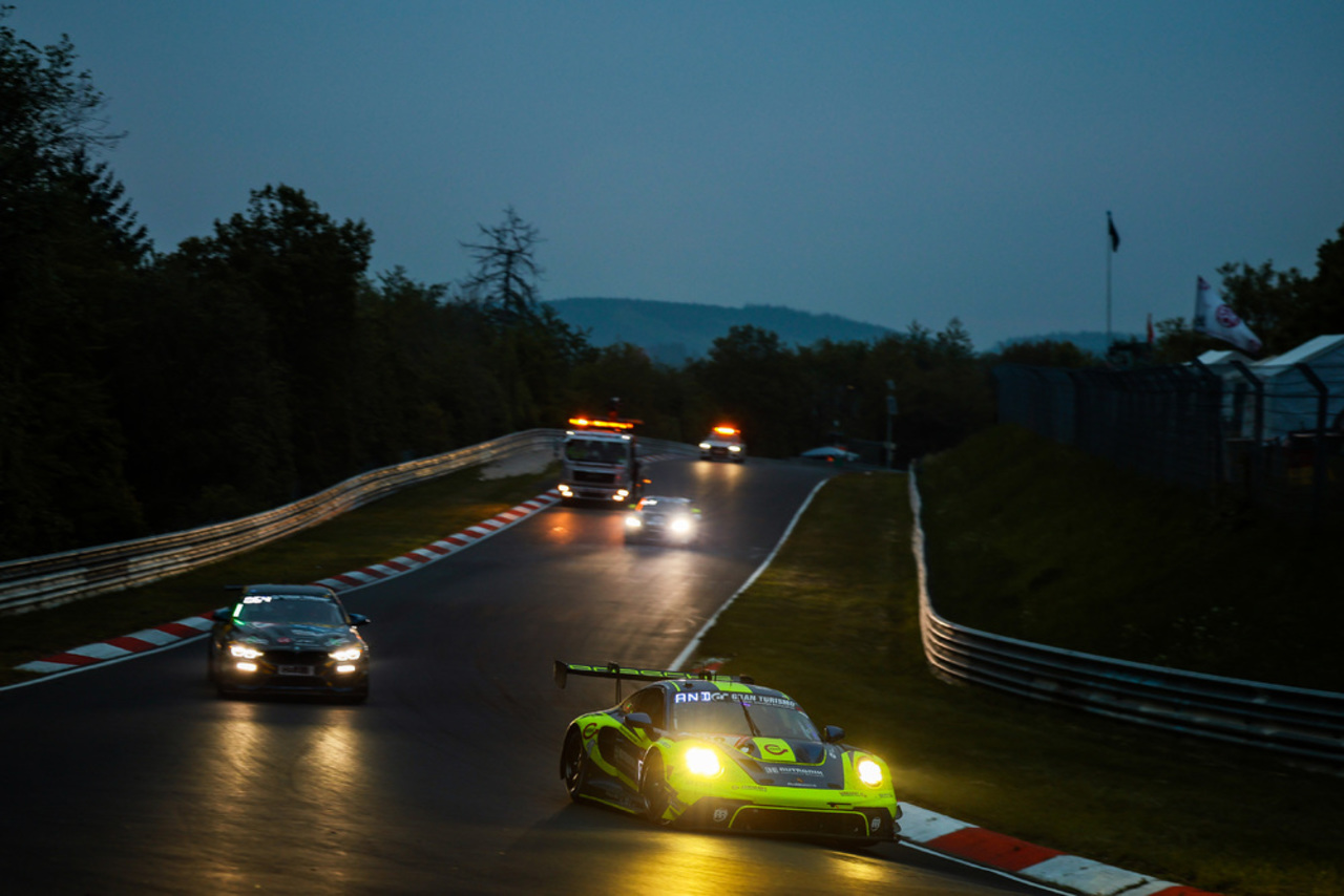 24-Stunden-Rennen Nürburgring | Nürburgring-Nordschleife, Zwischenbericht: Porsche-Kundenteams weiterhin mit Chancen auf Topplatzierung.