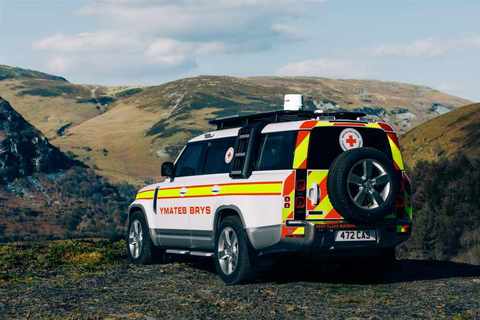 Land Rover Defender 130 Rotes kReuz Platin Jubiläum Königin von England.jpg