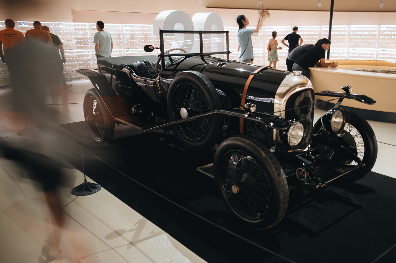 24 Stunden | Le Mans: Bentley Werksrennwagen von gestern und heute kehrten zum Jubiläum nach Le Mans zurück.