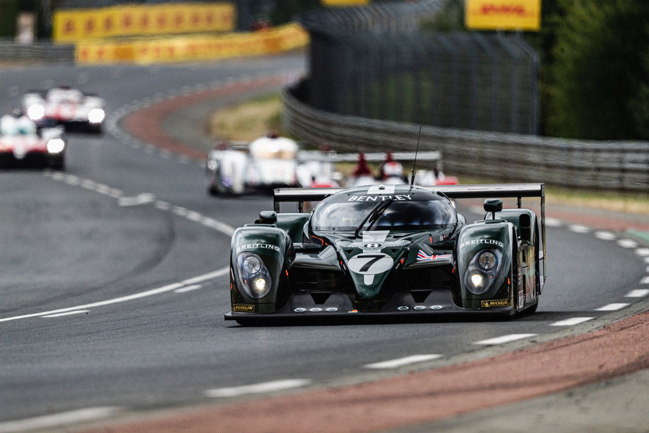 24 Stunden | Le Mans: Bentley Werksrennwagen von gestern und heute kehrten zum Jubiläum nach Le Mans zurück.