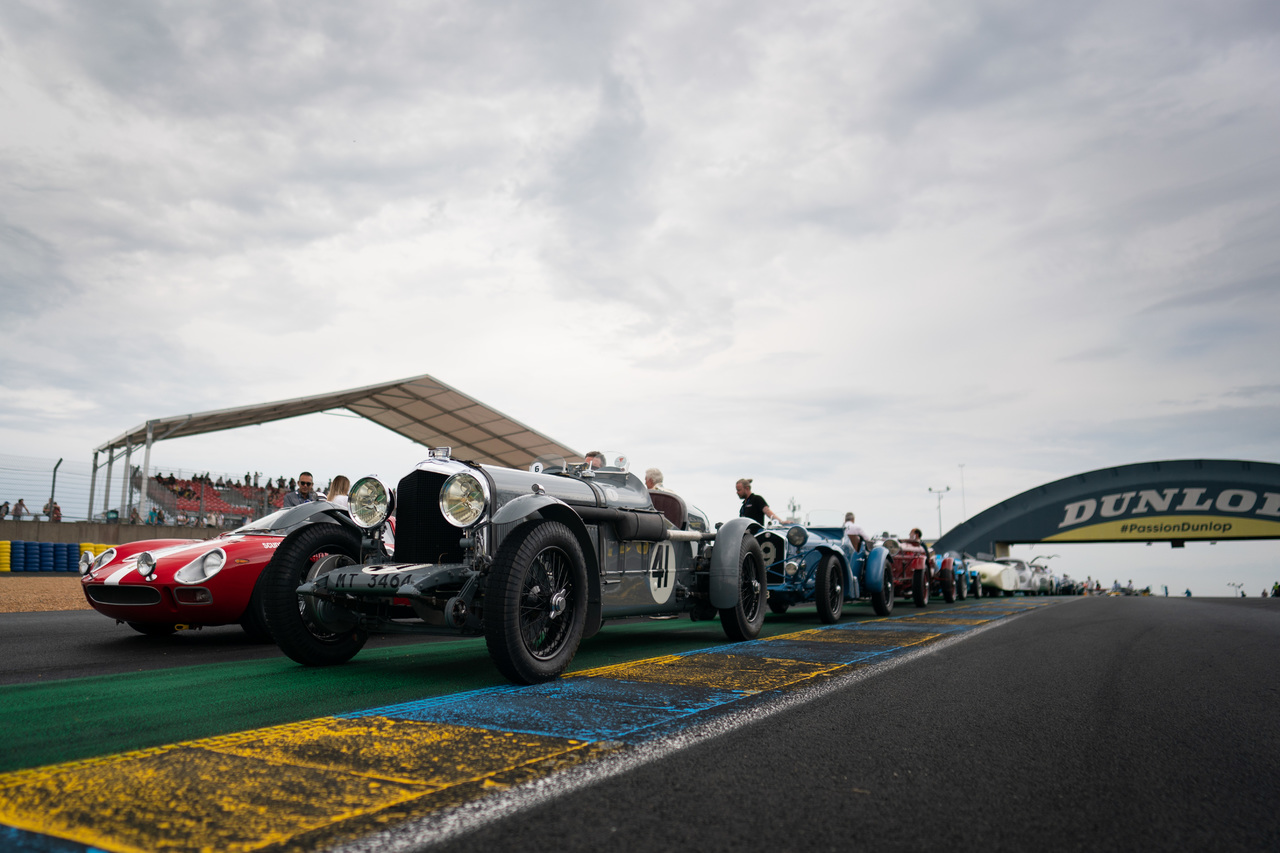 24 Stunden | Le Mans: Bentley Werksrennwagen von gestern und heute kehrten zum Jubiläum nach Le Mans zurück.