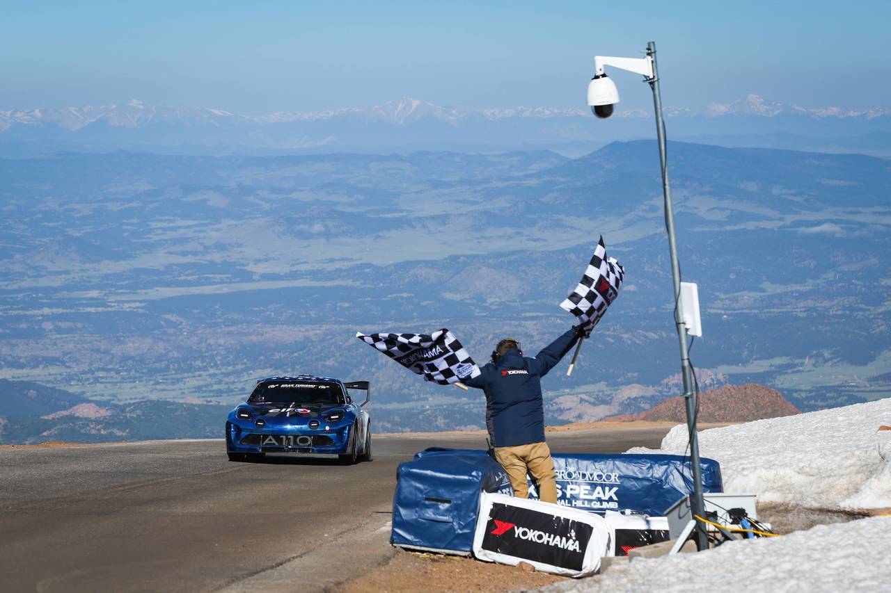 9:17.412s: Doppelter Podiumsplatz, Rekordzeit und jede Menge Nervenkitzel beim Pikes Peak Debüt von Alpine.