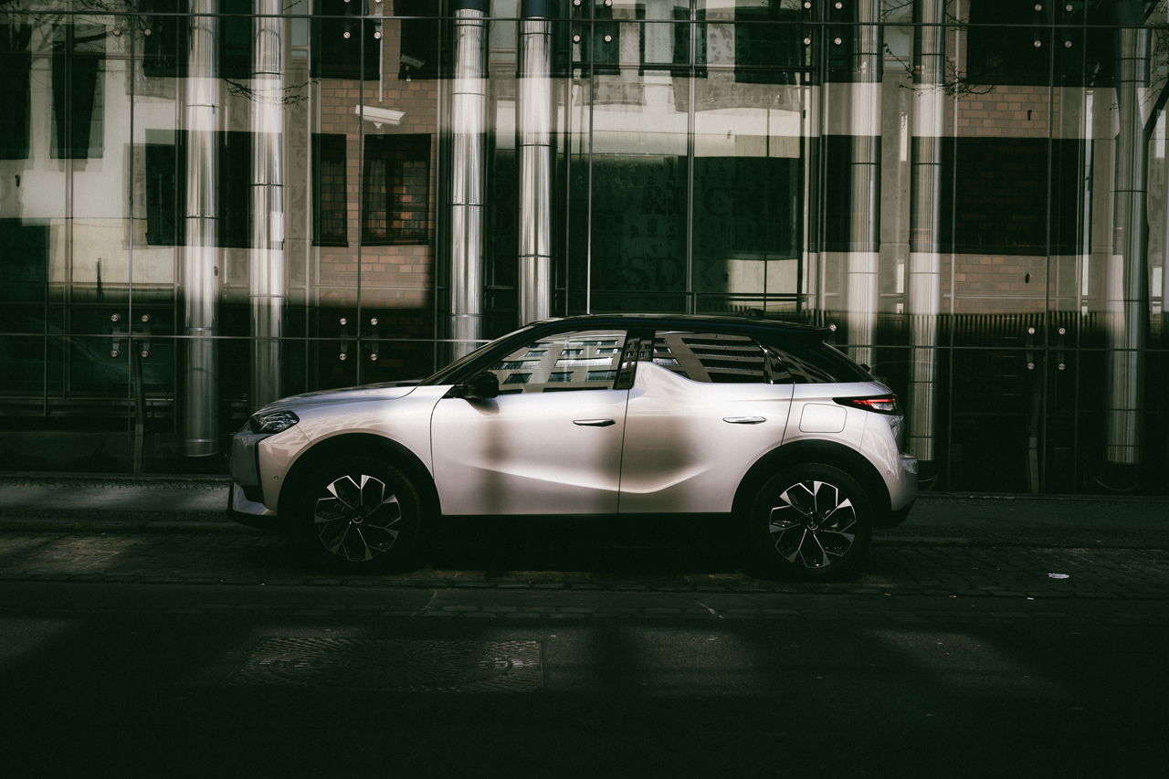 INNOVATION TRIFFT TRADITION: DS AUTOMOBILES ELEKTRISIERT DIE OLDTIMER-RALLYE „TOUR DE DÜSSELDORF“ MIT DEM DS 3 E-TENSE.