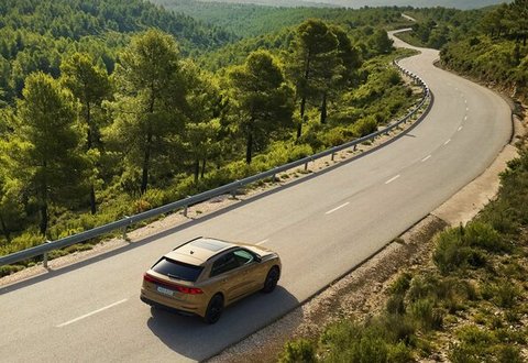 Fahraufnahme, Farbe: Sakhirgold Metallic Audi Q8 Einführung neues Design Lichttechnologie.jpg