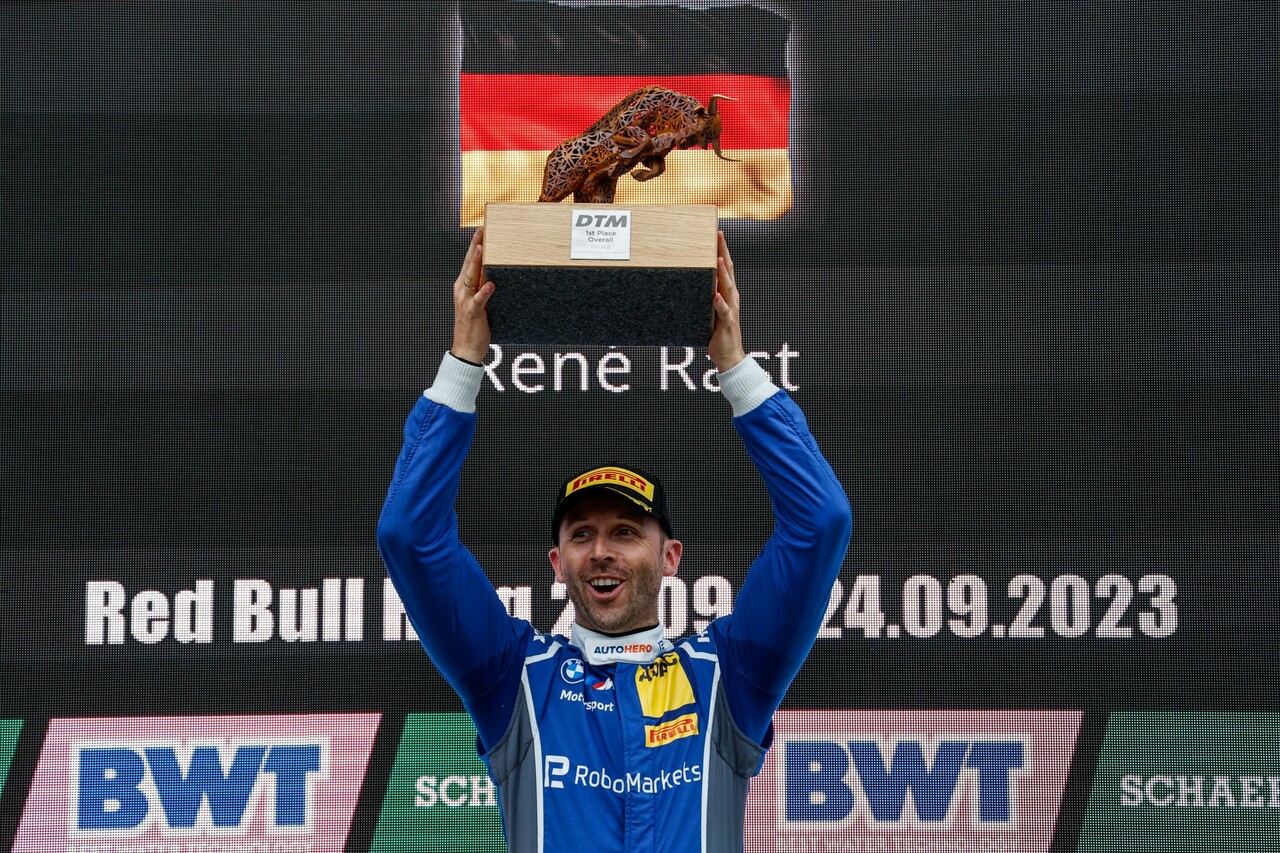 DTM: René Rast feiert ersten Sieg als BMW M Werksfahrer – Sheldon van der Linde als Zweiter auf dem Podium.