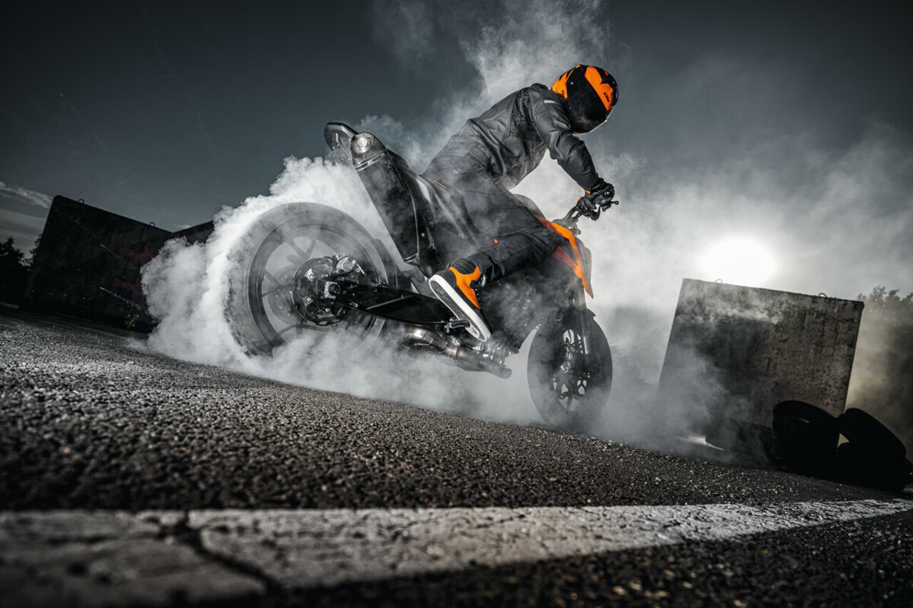 KTM 790 DUKE 2024 - BEREIT FÜR DIE MOTORRADSAISON 2024.