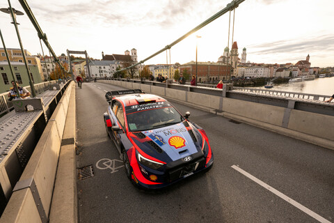 Thierry Neuville WRC 2023 Sieger Passau Rallye Mitteleuropa Donaubrücke Hyundai i20.jpg