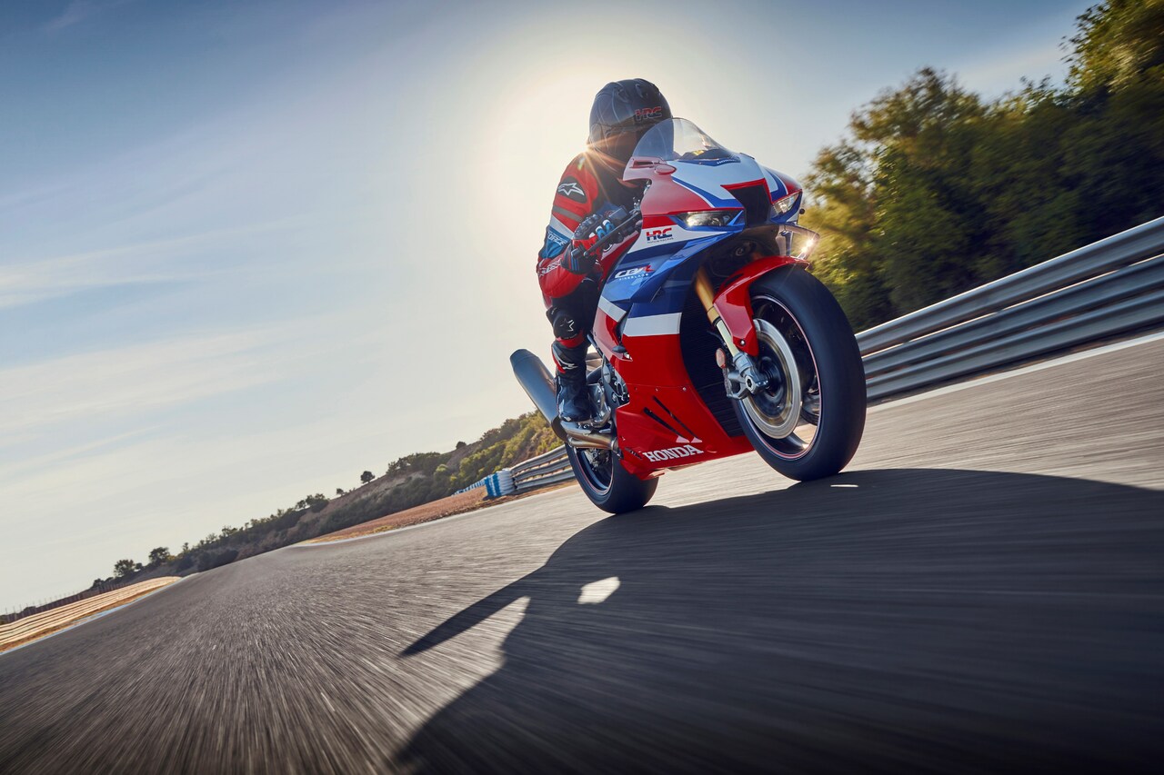 EICMA News: Die neue CB1000 Hornet, die CBR600RR und die innovative Honda E-Kupplung sind die Highlights des 2024-Jahres-Line-ups von Honda.