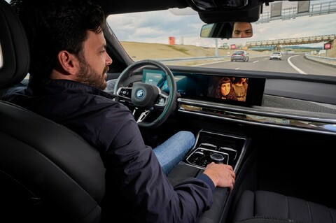 Hochautomatisiertes Fahren Level 3 im neuen BMW 7er Nebentätigkeiten Videostreaming..jpg