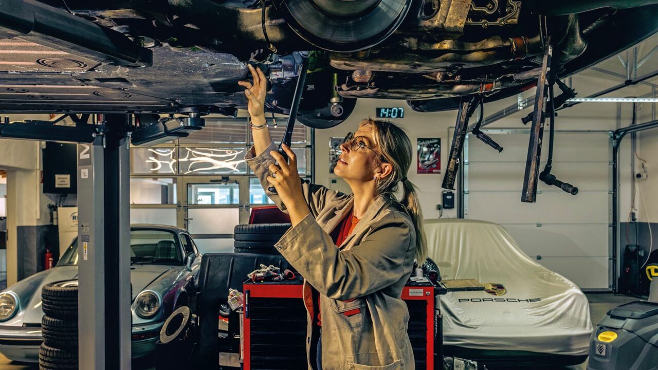 Laura Kukuk, Ingenieurin, Expertin und Oldtimer-Detektivin.