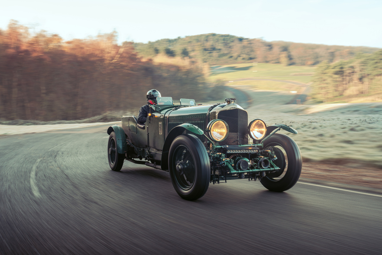 BENTLEY: SPEED SIX FORTSETZUNGSSERIE BEGINNT MIT TESTFAHRTEN, NACHDEM DER LETZTE 4½-LITER-"BLOWER" FERTIGGESTELLT IST.