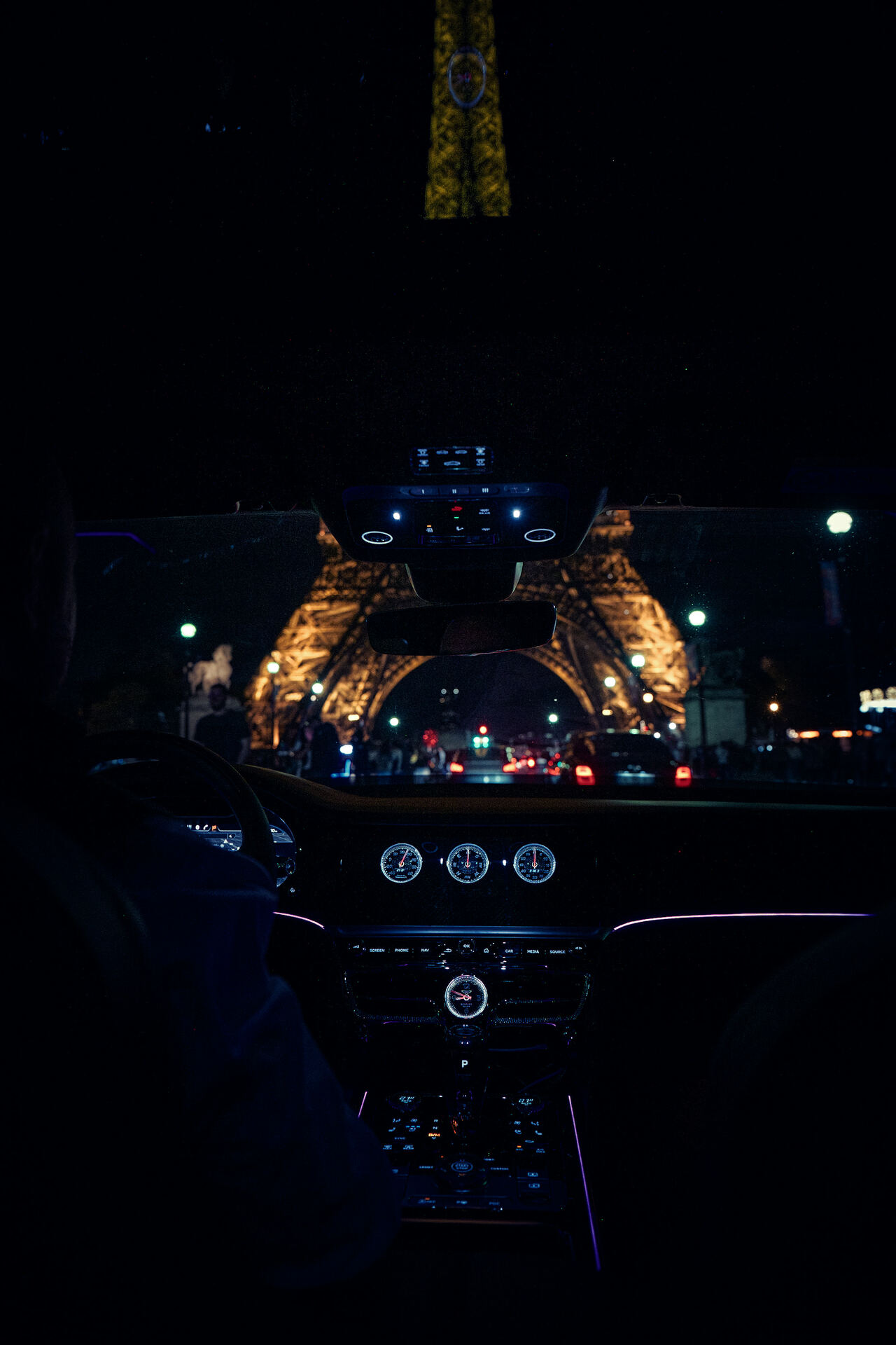 Bentleys innovatives drehbares Display gewinnt bei den Automobile Awards die Kategorie "DASHBOARD DES JAHRES".