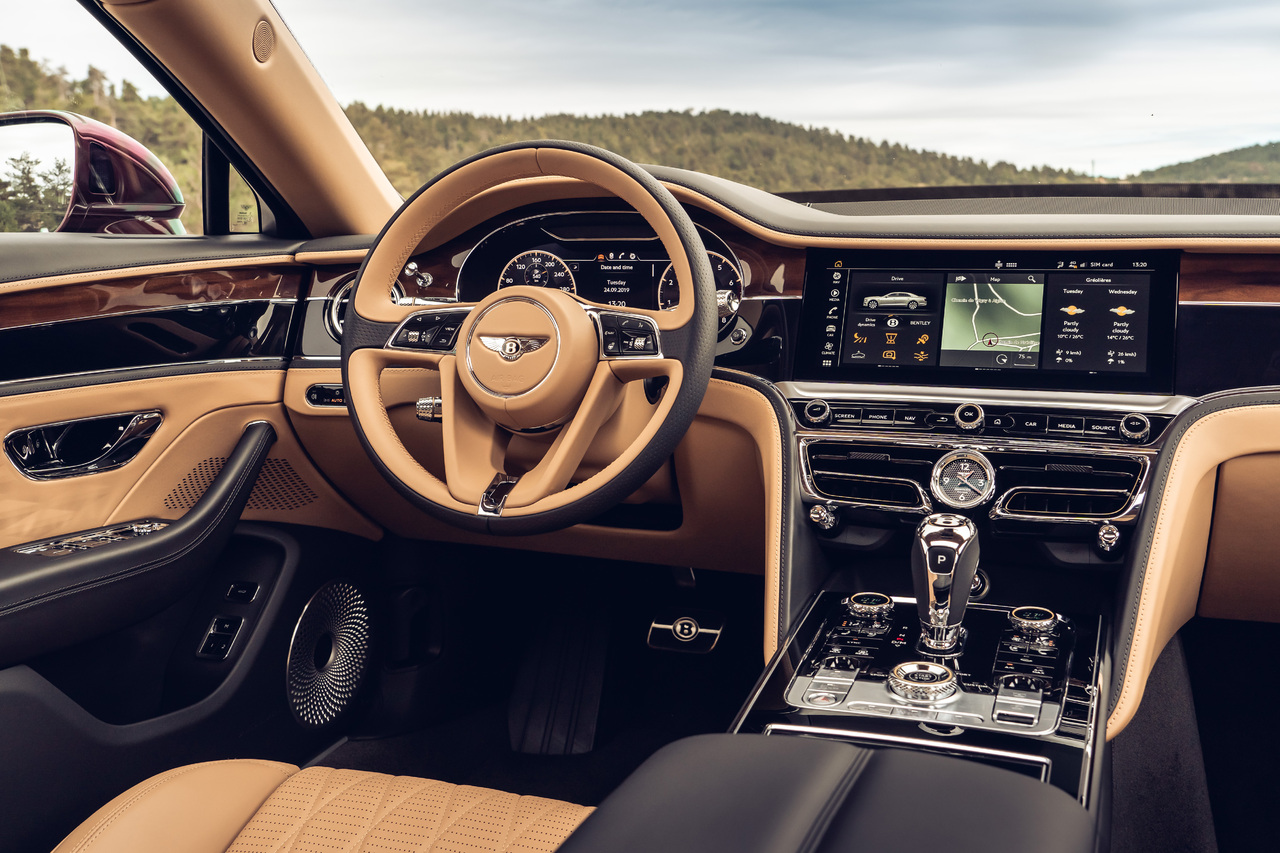 Bentleys innovatives drehbares Display gewinnt bei den Automobile Awards die Kategorie "DASHBOARD DES JAHRES".