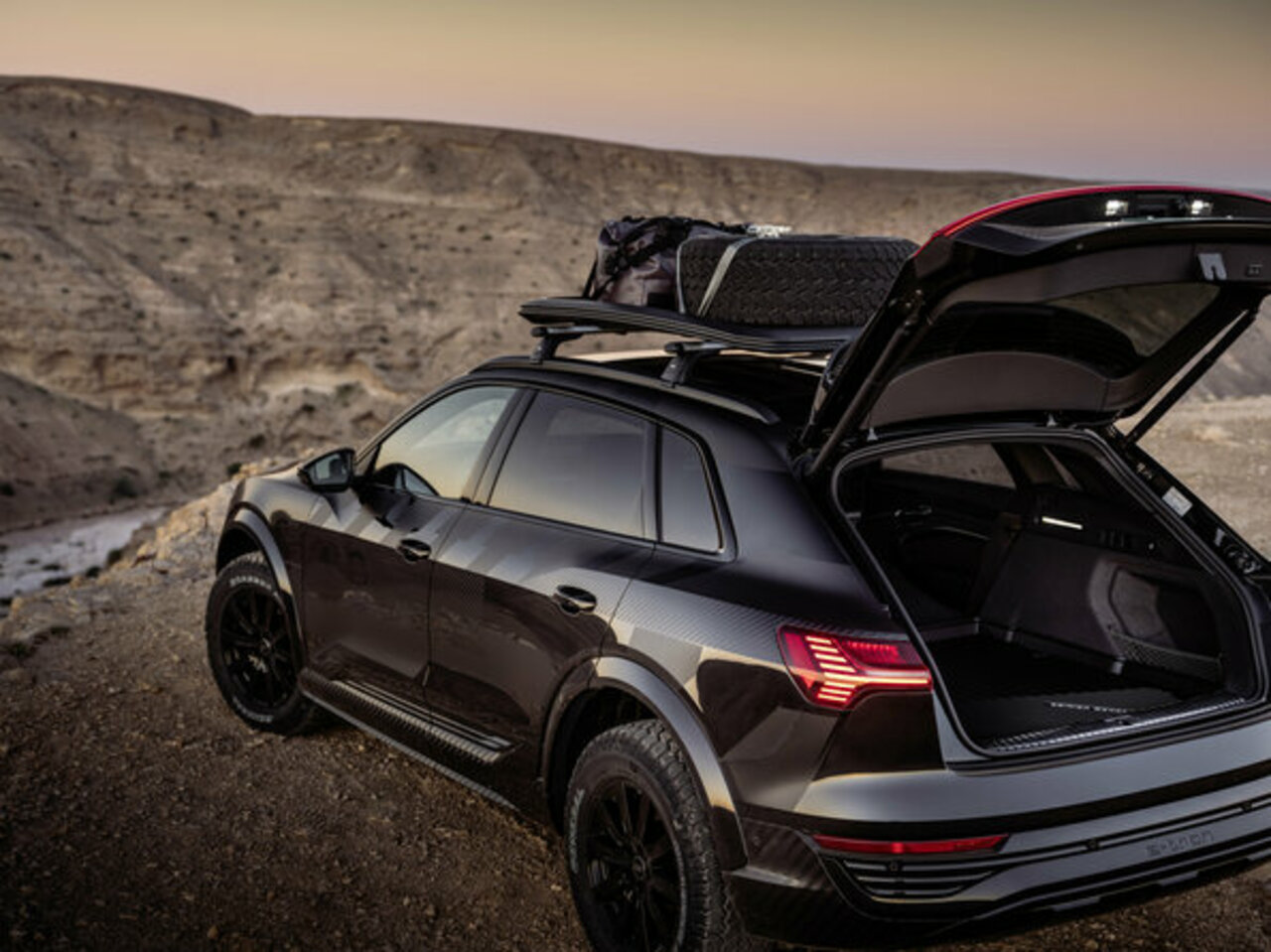Souverän im Gelände wie auf der Straße: der Audi Q8 e-tron edition Dakar.