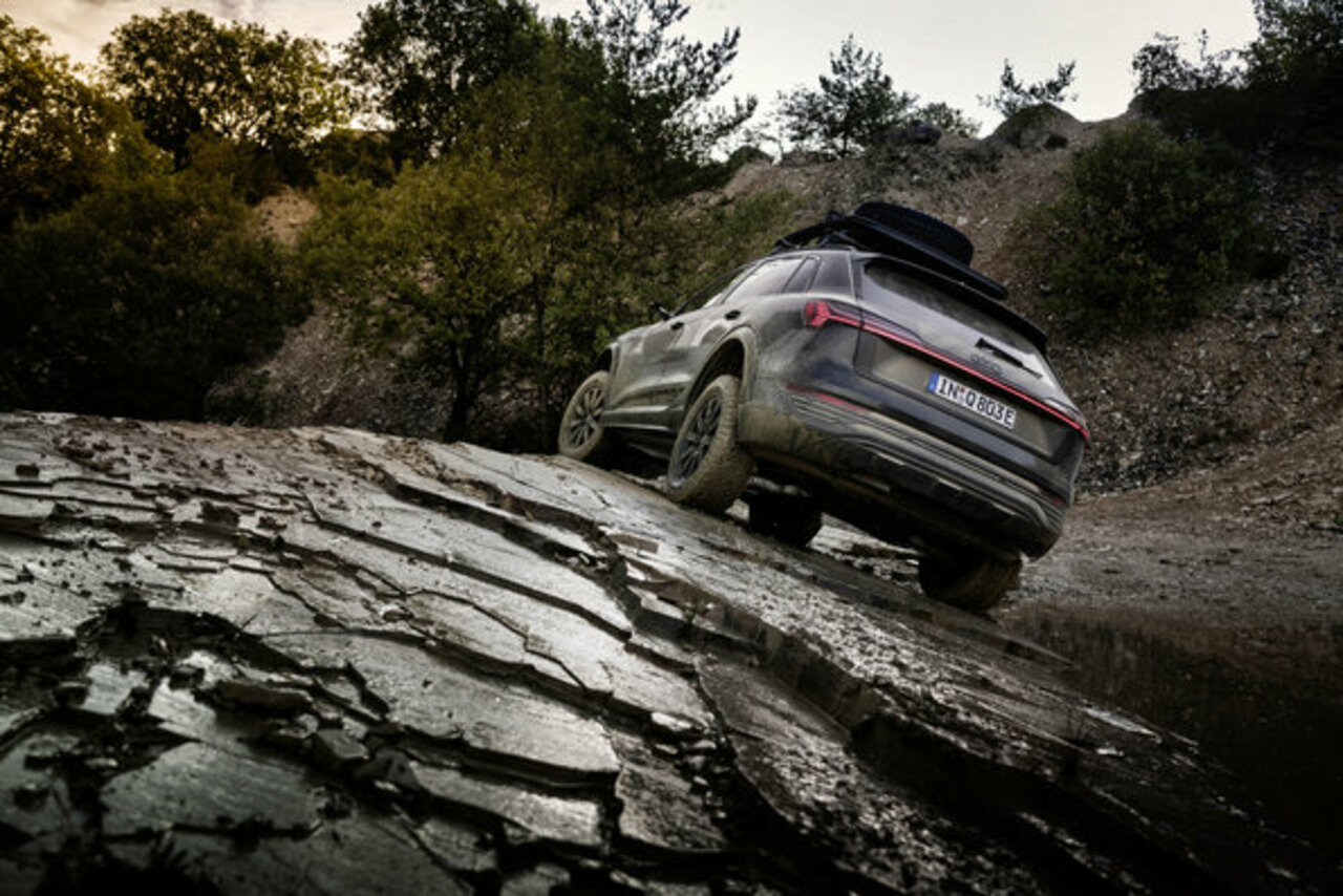 Souverän im Gelände wie auf der Straße: der Audi Q8 e-tron edition Dakar.
