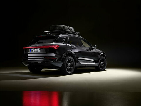 Audi Q8 e-tron edition Dakar Mythosschwarz Metallic, spezielle edition Dakar-Folierung.jpg