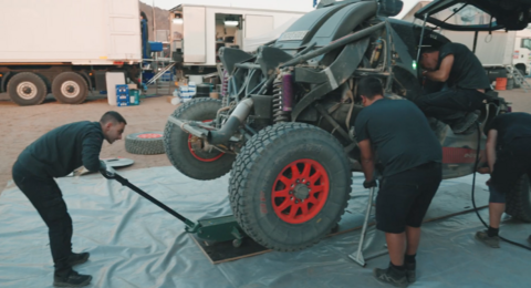 Audi RS Q E-tron Rallye Dakar 2024 Backstage Rennen Mechaniker Team Support.png