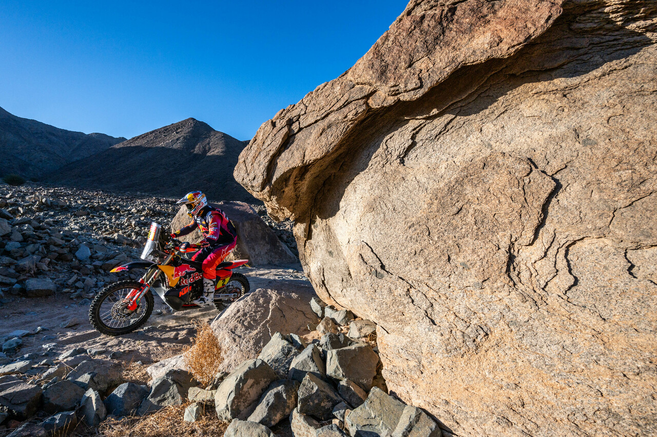 Rallye Dakar 2024, Stage 11, Tag 14: KTM-Pilot Price auf Platz 5, Benavides auf Platz 7.