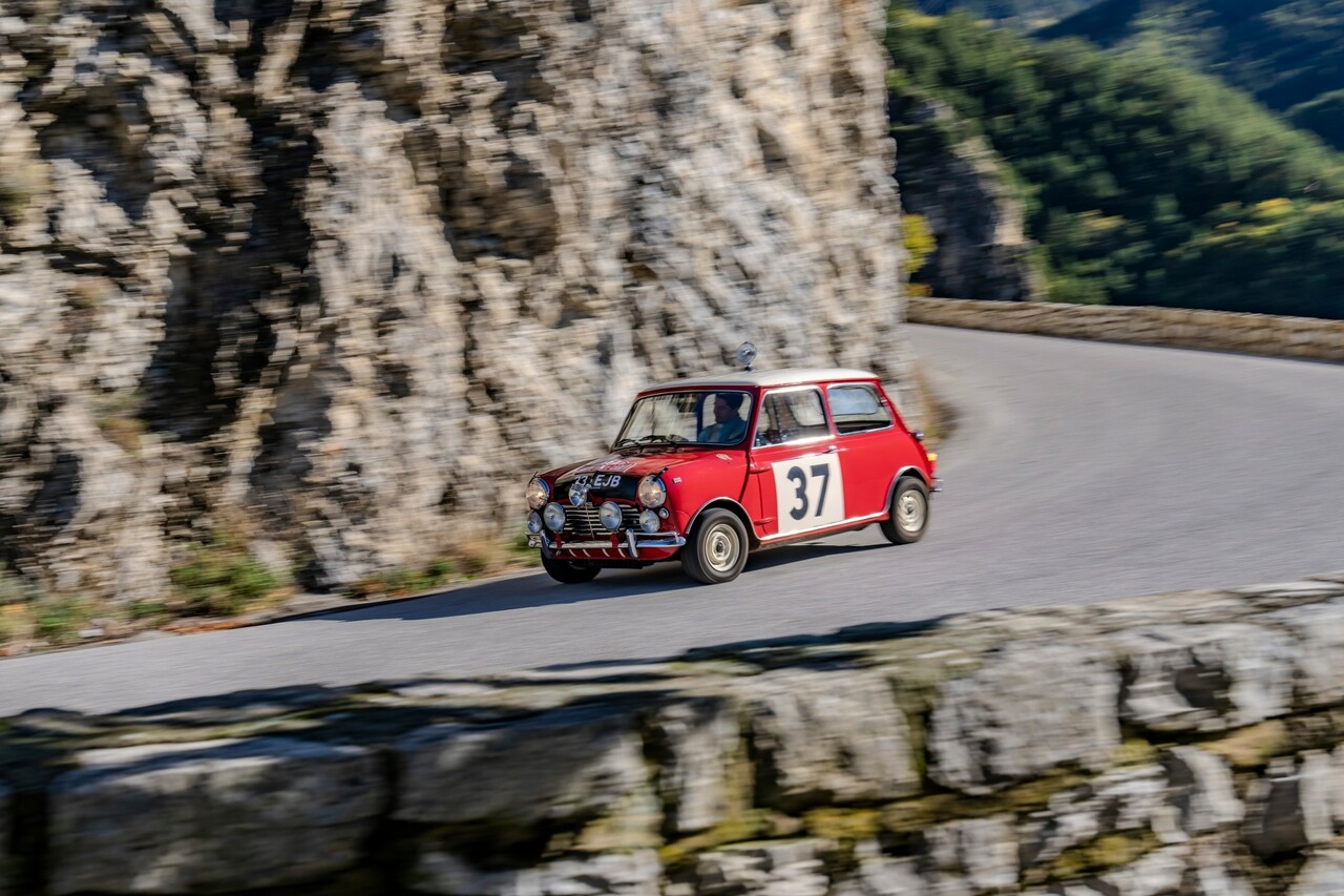 Januar 1964: Historischer Sieg des Classic Mini bei der Rallye Monte Carlo.