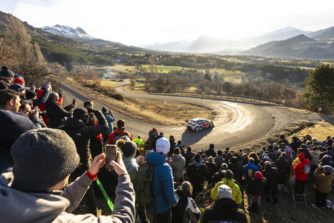 Adrien Fourmeaux WRC 2024 Rallye Monte Carlo Alpen Kurven trocken.jpg