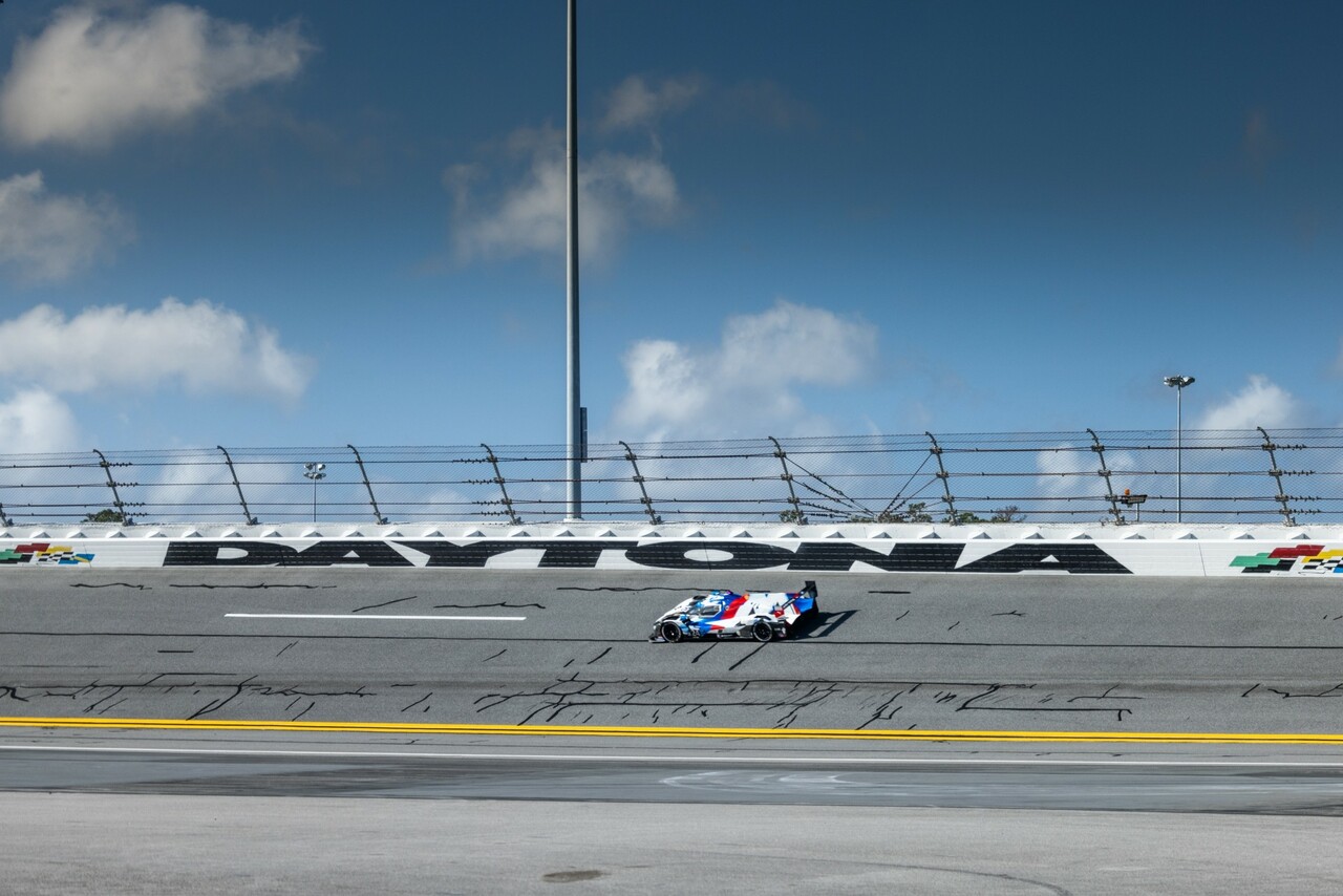 IMSA 2024 | 24 Stunden von Daytona: GTD-PRO-Podium für den BMW M4 GT3 – Technische Probleme werfen BMW M Hybrid V8 zurück.
