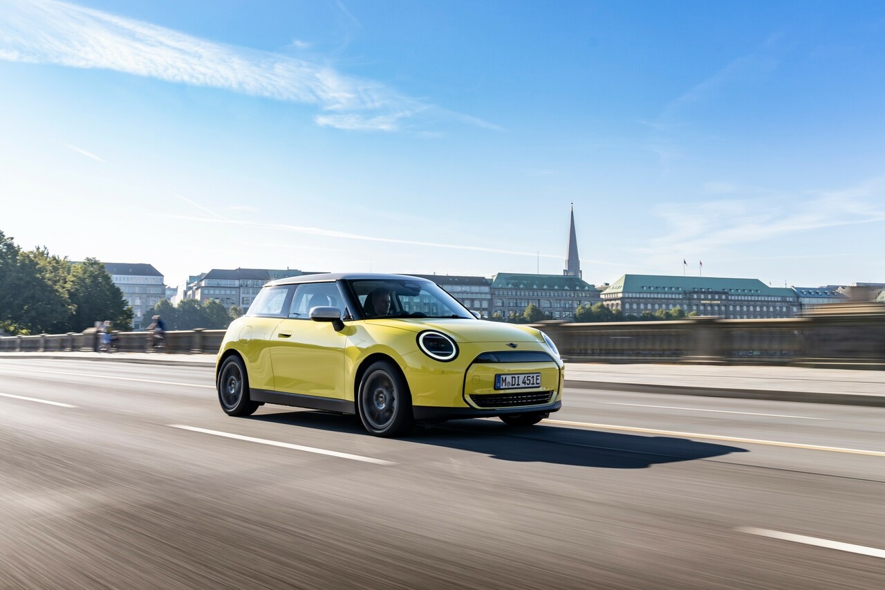 Der neue MINI Cooper E im Classic Trim: Elektrisch, effizient ...