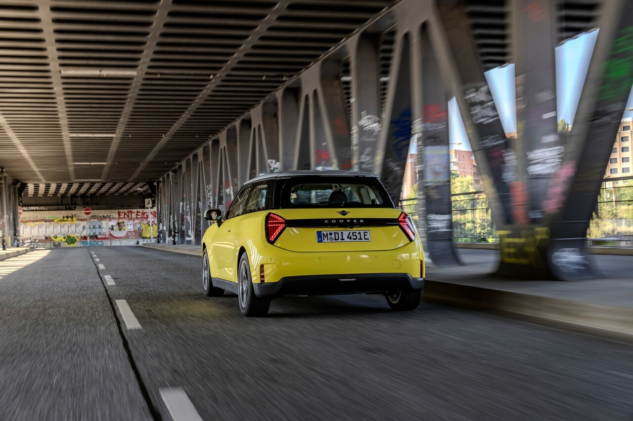 Der neue MINI Cooper E im Classic Trim: Elektrisch, effizient ...