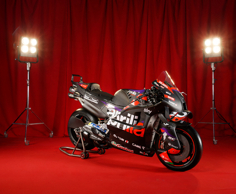 Aprililia Racing 2024 Rennmootorrad Rennfahrer Saison lancio-squadra-corse-24-backstage.jpg
