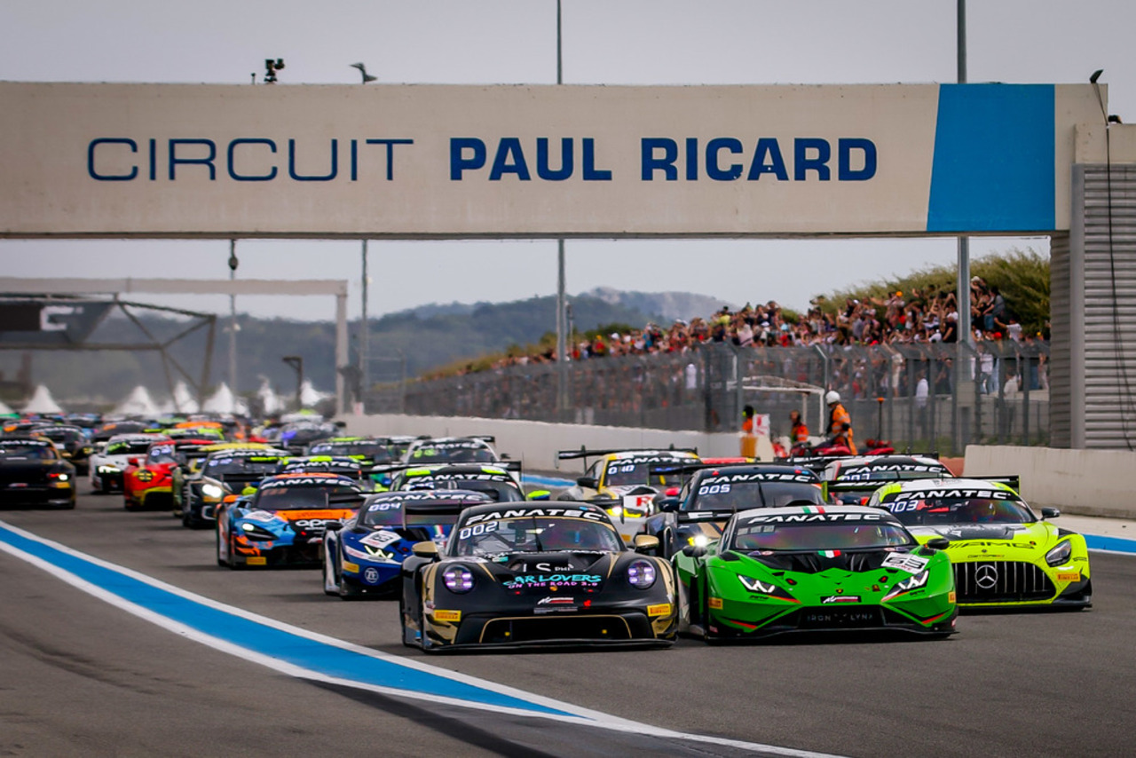 GT World Challenge Europe | Le Castellet: Acht Porsche 911 GT3 R beim Saisonauftakt von Europas härtester GT3-Rennserie.