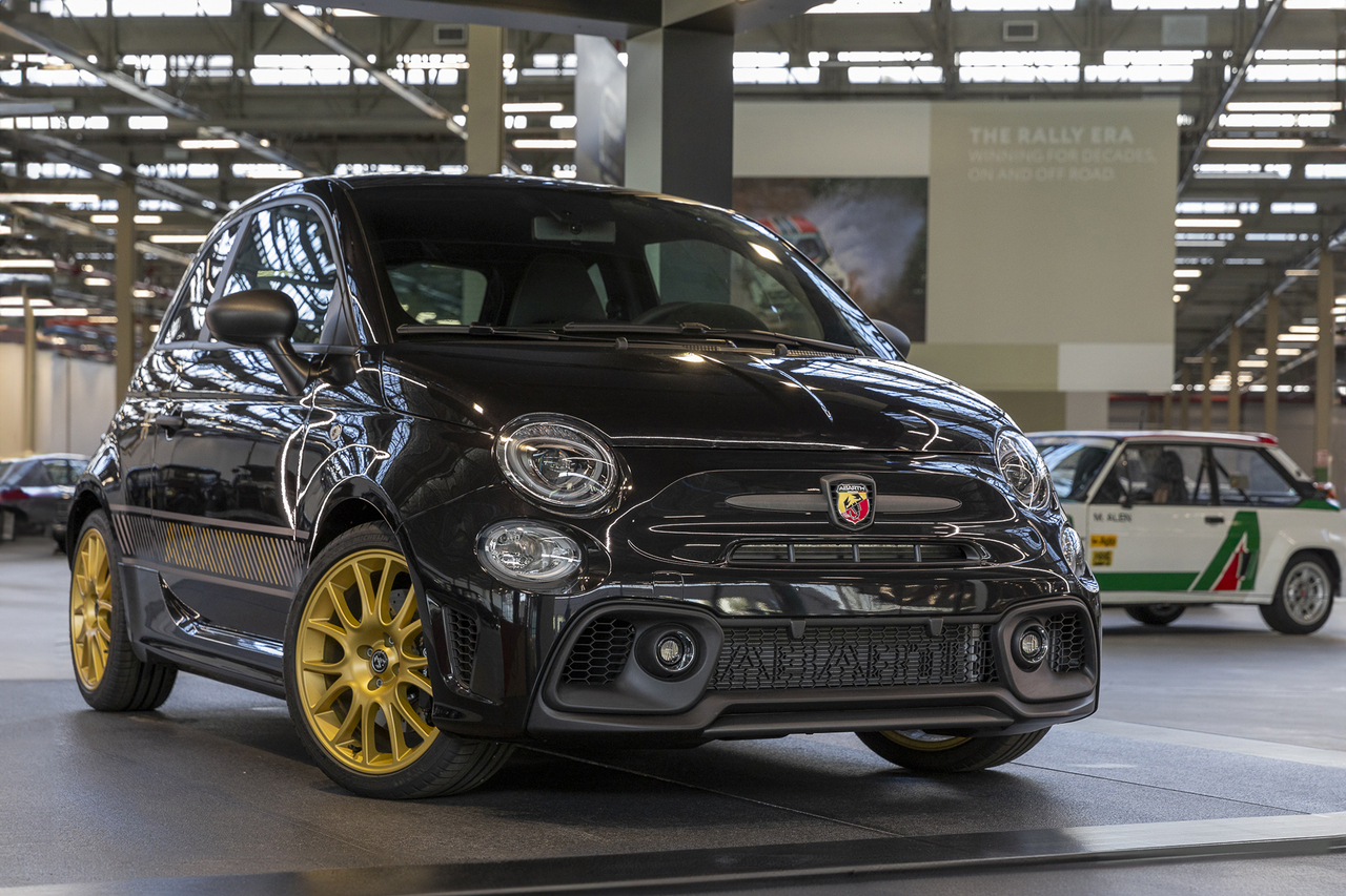Der Abarth 695 75° Anniversario ist der Hauptdarsteller in der Ausstellung Heritage Hub, die die ersten 75 Jahre von Abarth feiert.