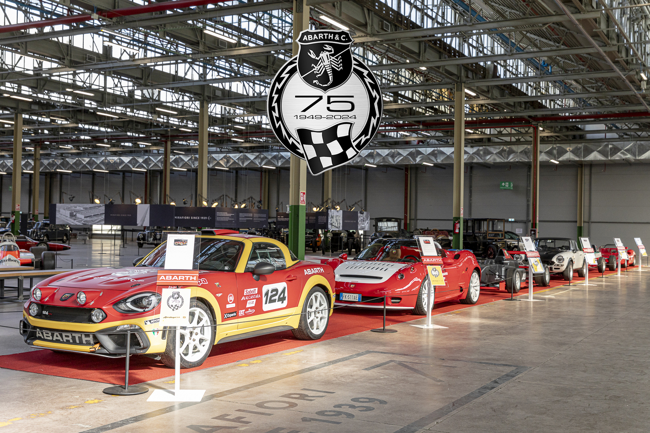 Der Abarth 695 75° Anniversario ist der Hauptdarsteller in der Ausstellung Heritage Hub, die die ersten 75 Jahre von Abarth feiert.