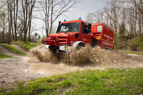 Unimog Feuerwahr Katastrophenschutz Geländeeinsatz Offroad Wasser.jpg