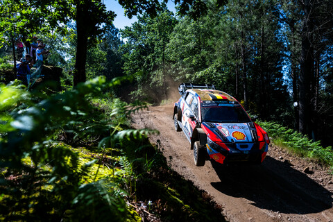 Ott Tänak Thierry Neuville Hyundai i20 WRC 2024 Portugal schotter Wald Sand.jpg