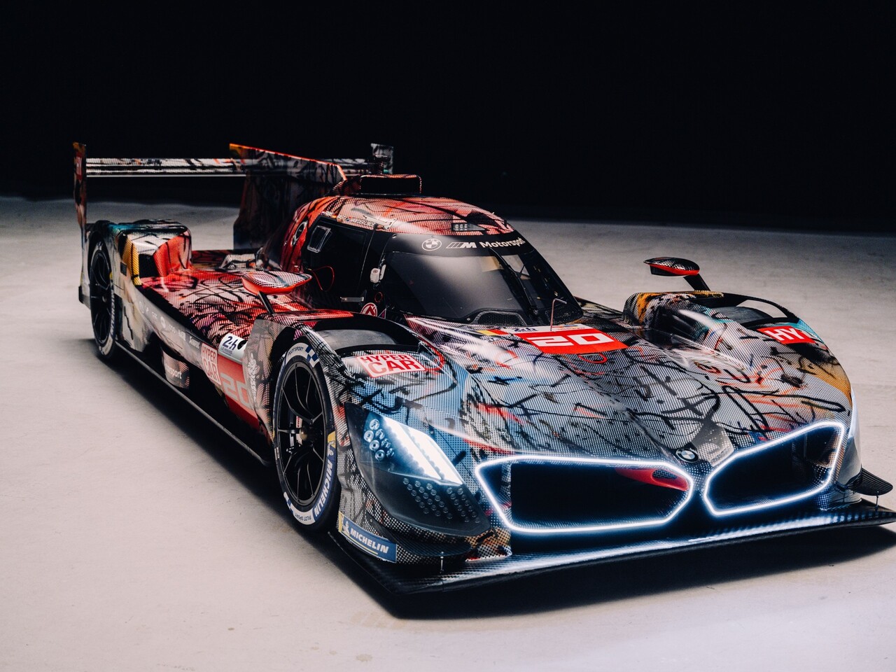 Weltpremiere in Paris: Das BMW M Hybrid V8 Art Car von Julie Mehretu für die 24 Stunden von Le Mans.