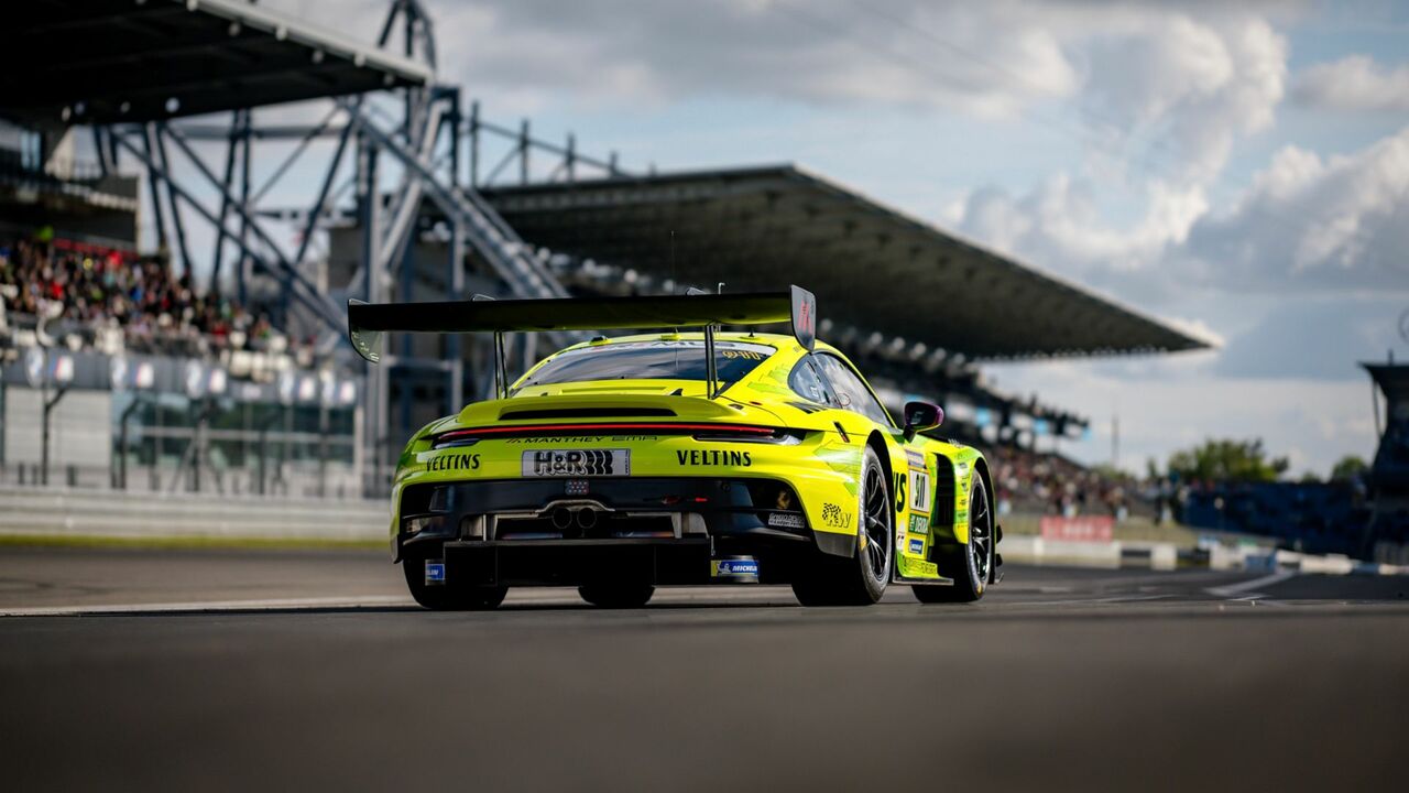 24-Stunden vom Nürburgring: Startreihe eins in der „Grünen Hölle“ für Porsche-Kundenteam Manthey EMA.