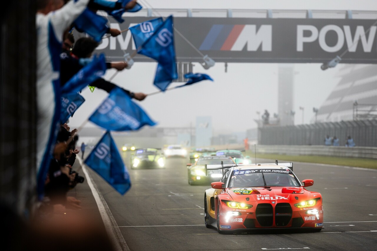 24-Stunden vom Nürburgring: Podium – #72 BMW M4 GT3 nach Nebelrennen auf Rang drei gewertet.